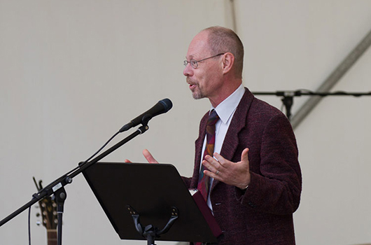 Paul Warkentin beim EiNS Gottesdienst im Ravensberger Park